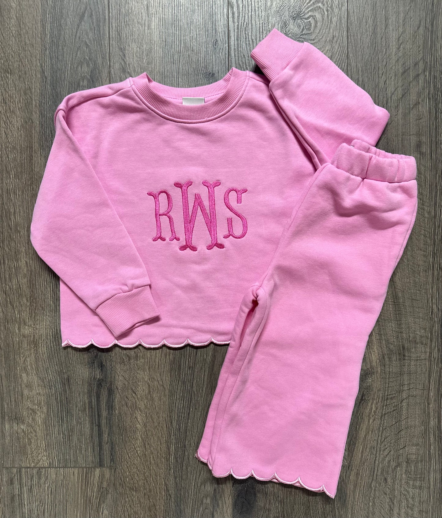 Kids Embroidered Monogram Scallop Set